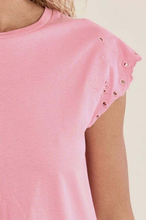 Camiseta de mujer de manga corta, detalles bordados.