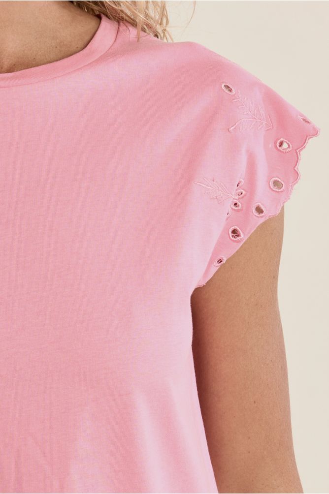 Camiseta de mujer de manga corta, detalles bordados.