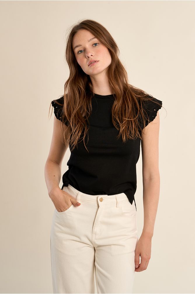 Camiseta de mujer de manga corta, detalles bordados.