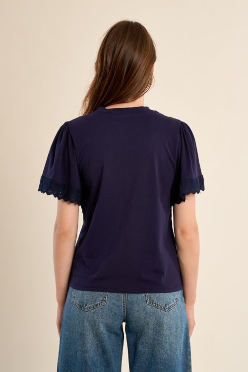 Camiseta de mujer de manga corta, detalles bordados.