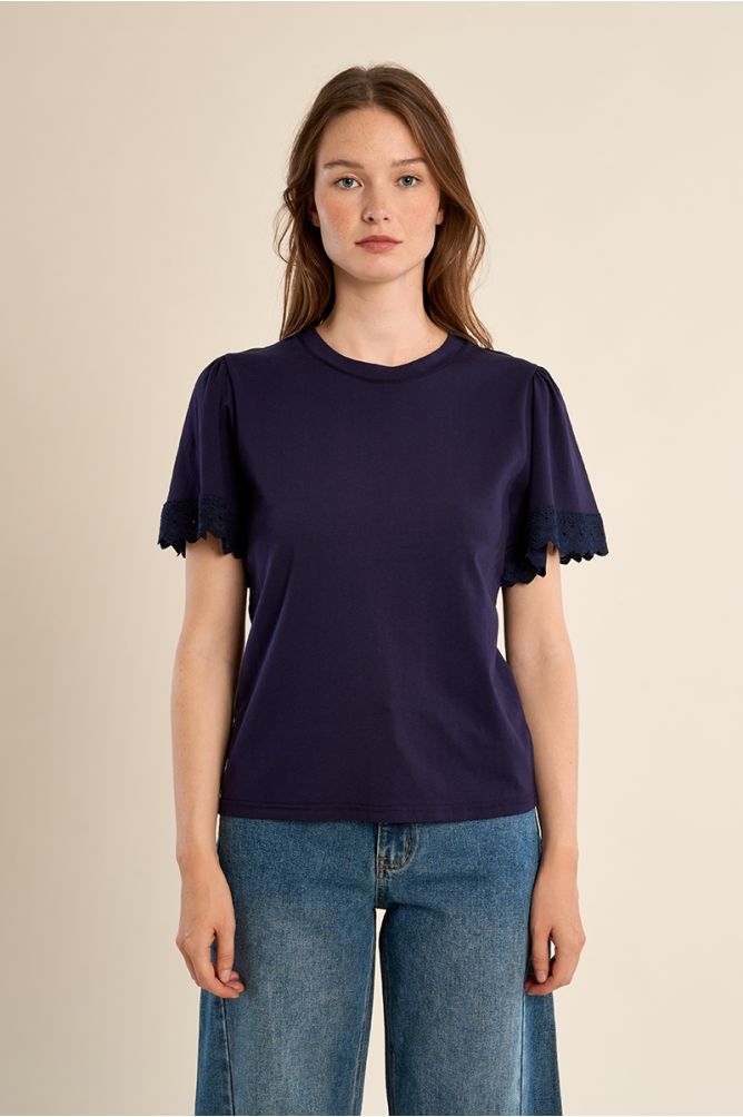 Camiseta de mujer de manga corta, detalles bordados.