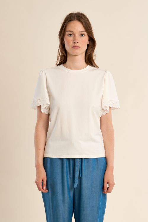 Camiseta de mujer de manga corta, detalles bordados.