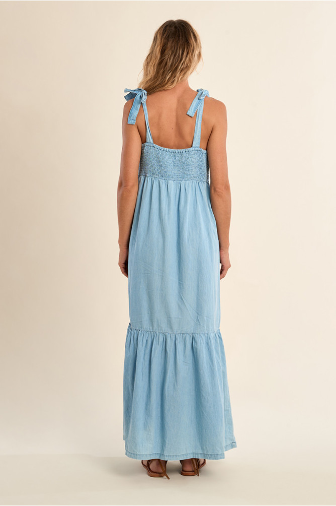 Vestido largo, de tirantes, con volantes.
