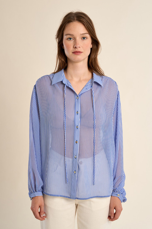 Large chemise rayée, en semi-transparence
