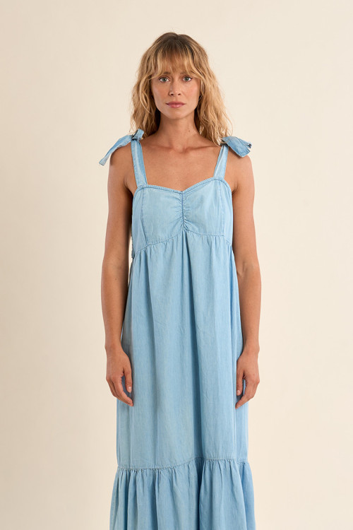 Vestido largo, de tirantes, con volantes.