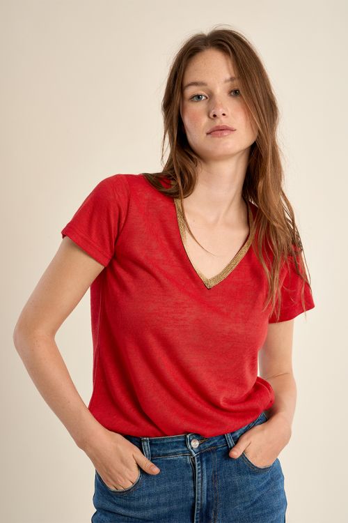 Camiseta de mujer de manga corta, con detalle en el escote.