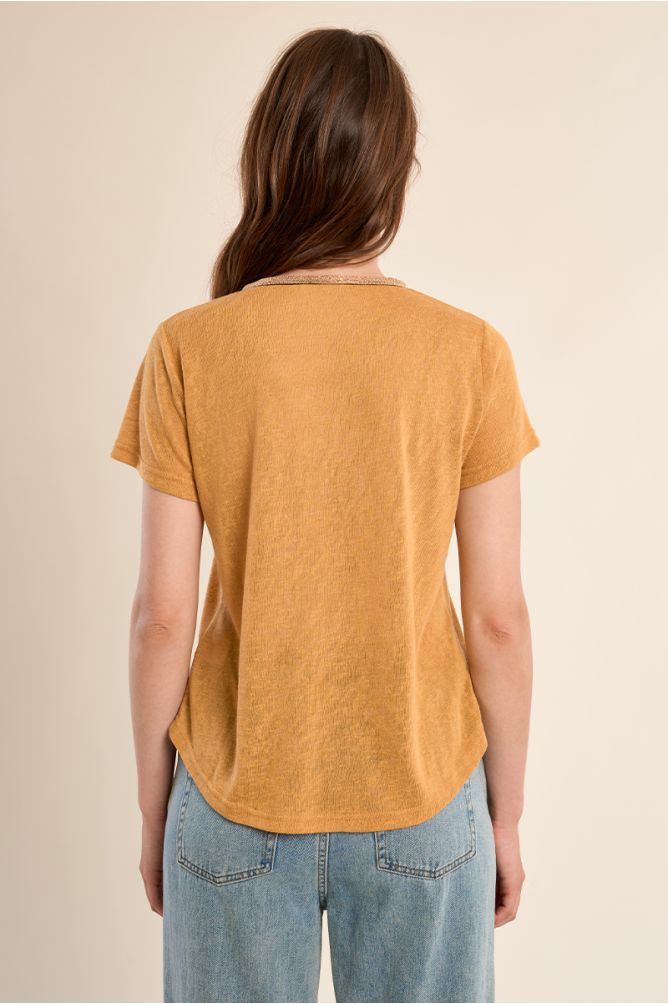 Camiseta de mujer de manga corta, con detalle en el escote.