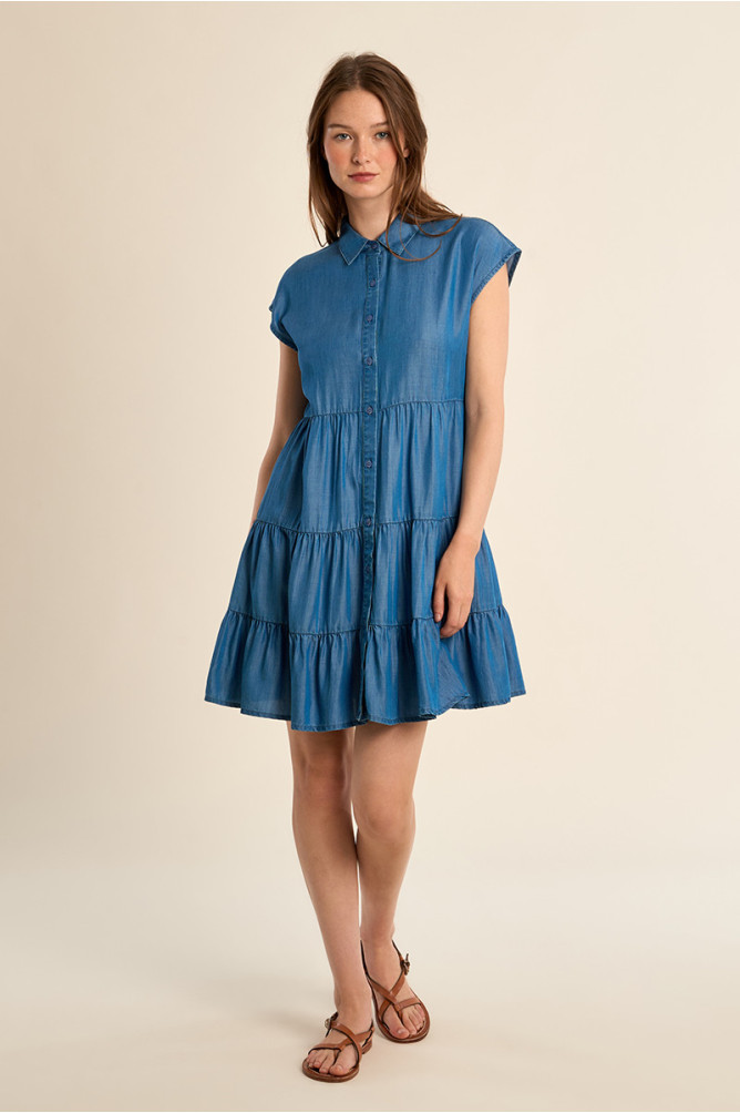 Vestido de manga corta, con volantes.