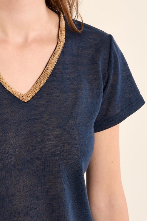 Camiseta de mujer de manga corta, con detalle en el escote.