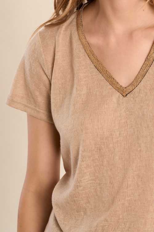 Camiseta de mujer de manga corta, con detalle en el escote.