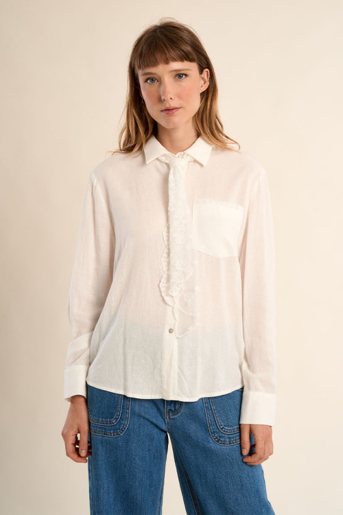 Chemise blanche avec cravate en dentelle