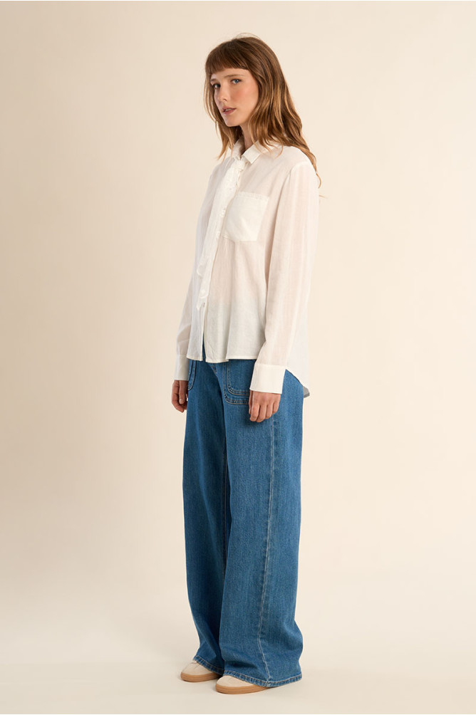 Chemise blanche avec cravate en dentelle