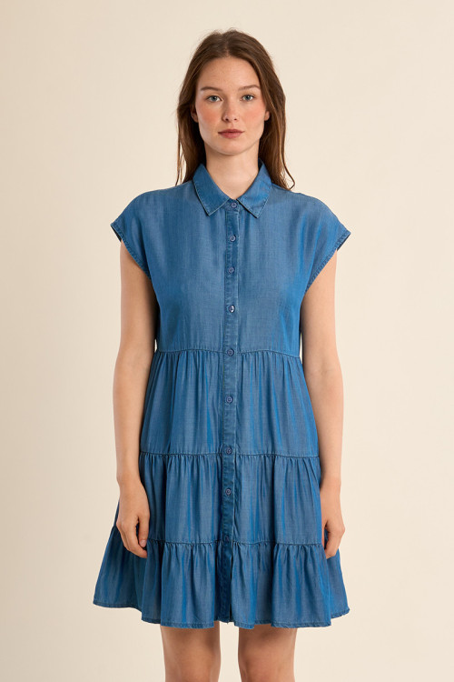 Vestido de manga corta, con volantes.
