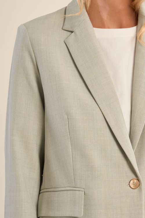 Blazer de mujer de manga larga, cuello y solapa.