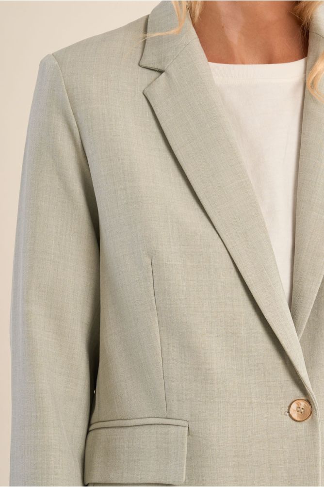 Blazer de mujer de manga larga, cuello y solapa.