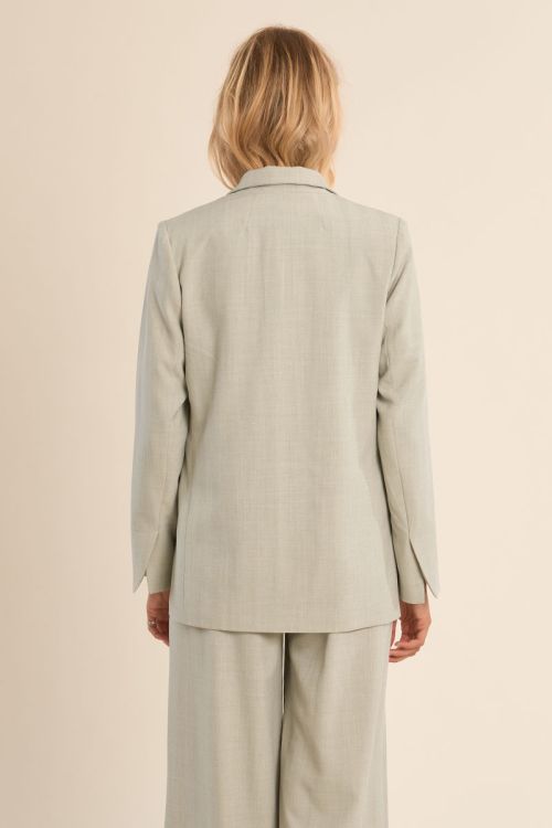 Blazer de mujer de manga larga, cuello y solapa.