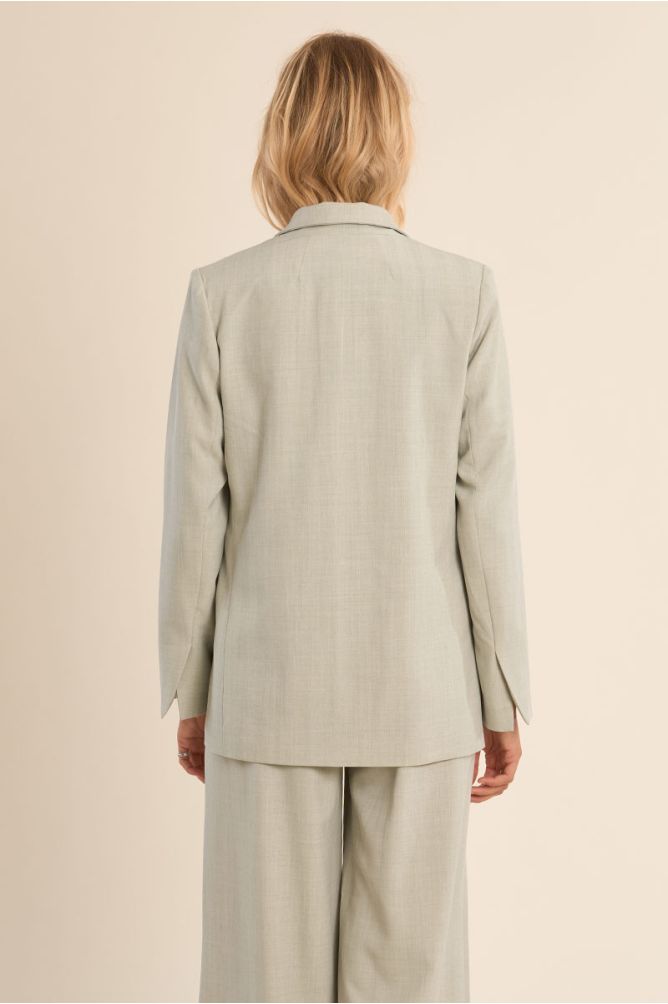 Blazer de mujer de manga larga, cuello y solapa.