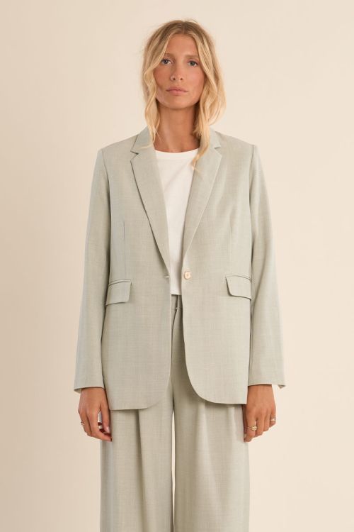 Blazer de mujer de manga larga, cuello y solapa.