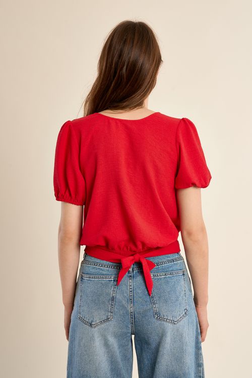 Top de mujer de manga corta, con lazada.