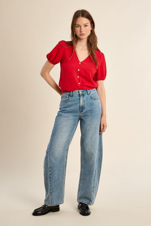 Top de mujer de manga corta, con lazada.