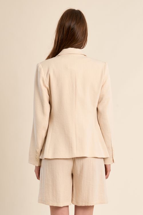 Blazer de mujer de manga larga, cuello y solapa.