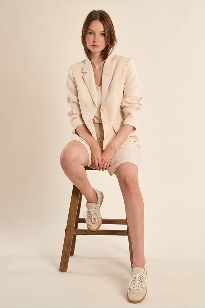 Blazer de mujer de manga larga, cuello y solapa.