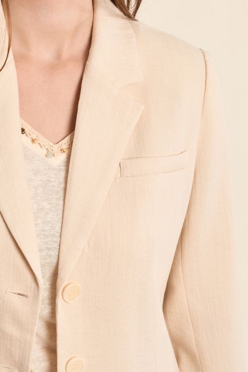 Blazer de mujer de manga larga, cuello y solapa.