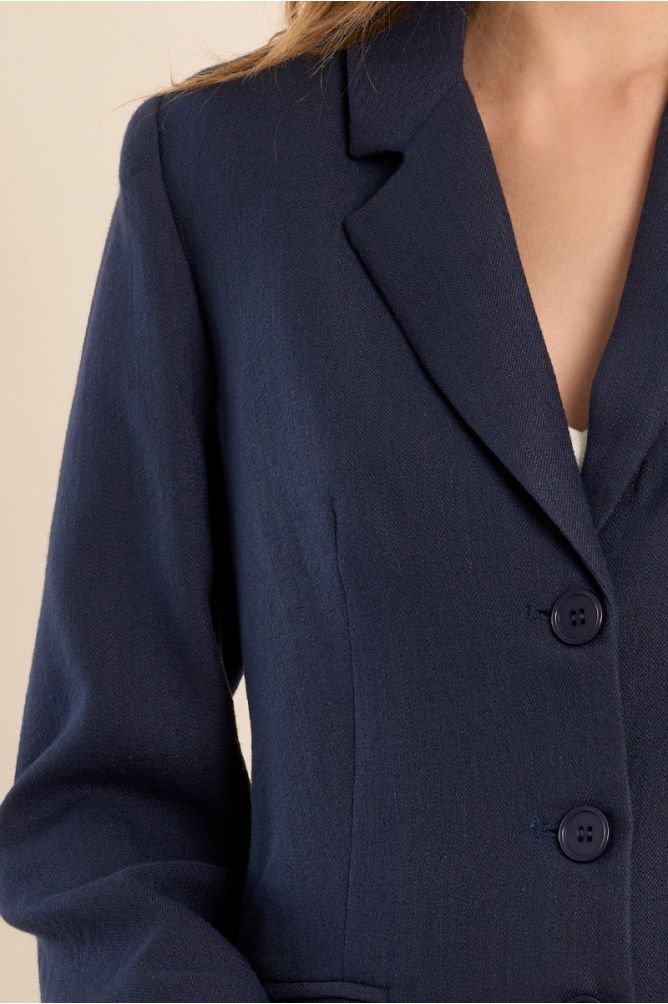 Blazer de mujer de manga larga, cuello y solapa.