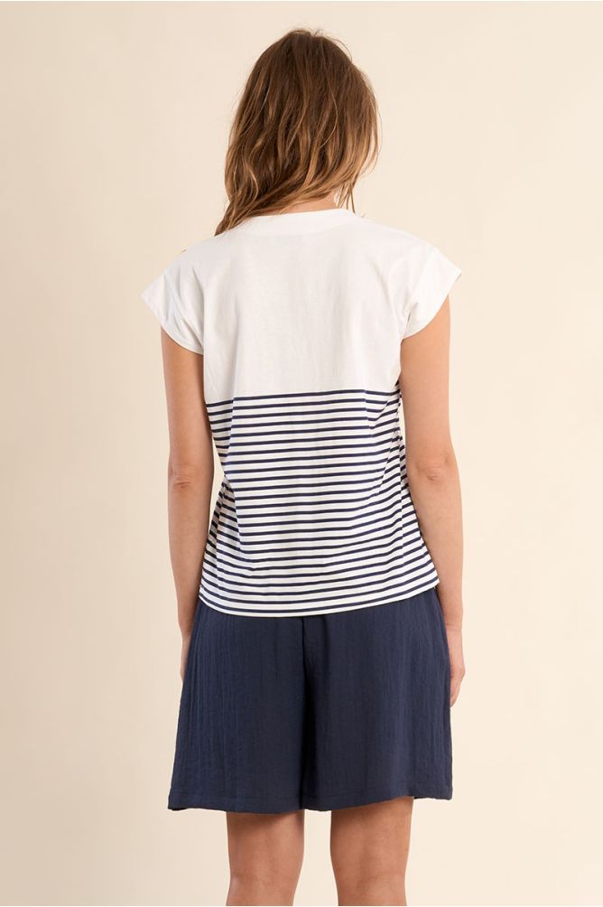 Sleeveless, striped top