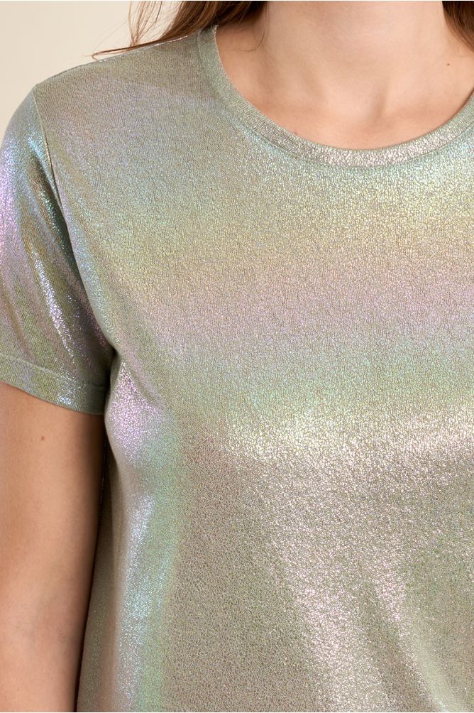 Camiseta de mujer de manga corta, en tejido brillante.