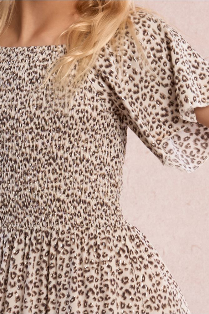 Vestido de niña de manga corta, con estampado y volante.