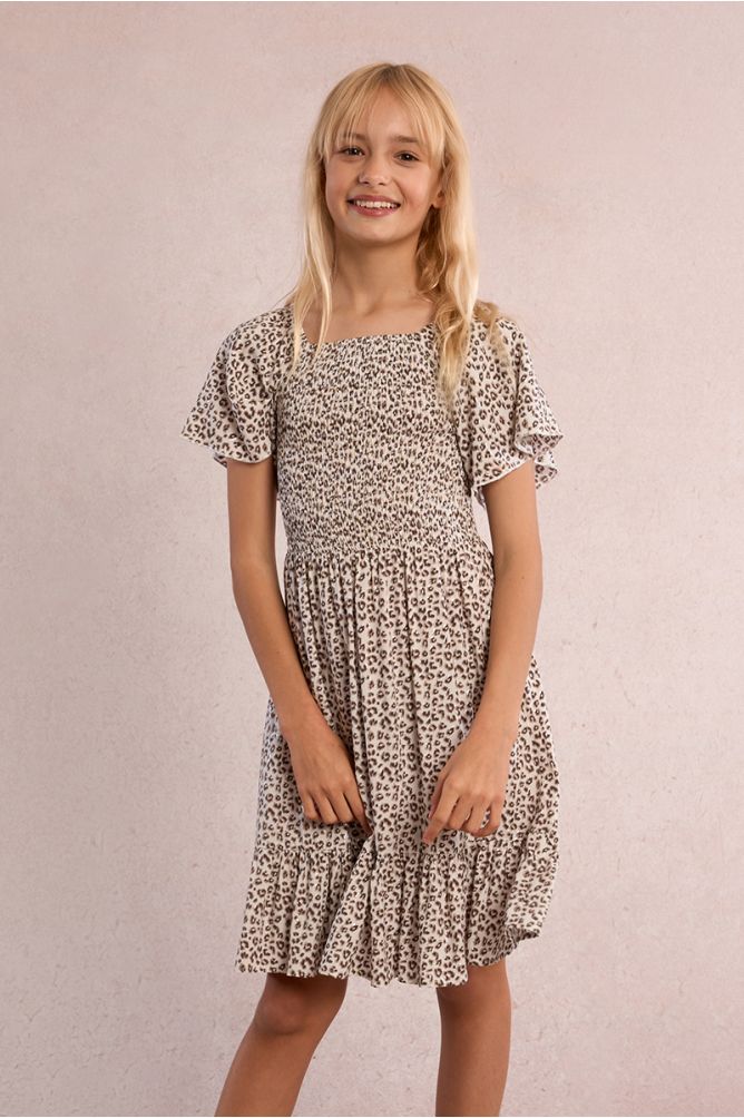 Vestido de niña de manga corta, con estampado y volante.