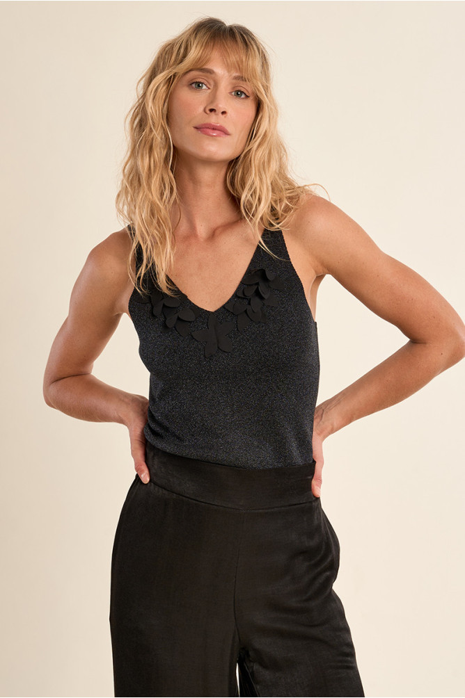 Top de mujer de tirantes, con detalles.