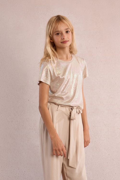 Camiseta de niña de manga corta, en tejido brillante.