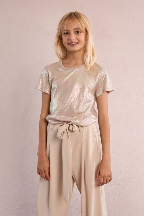 Camiseta de niña de manga corta, en tejido brillante.