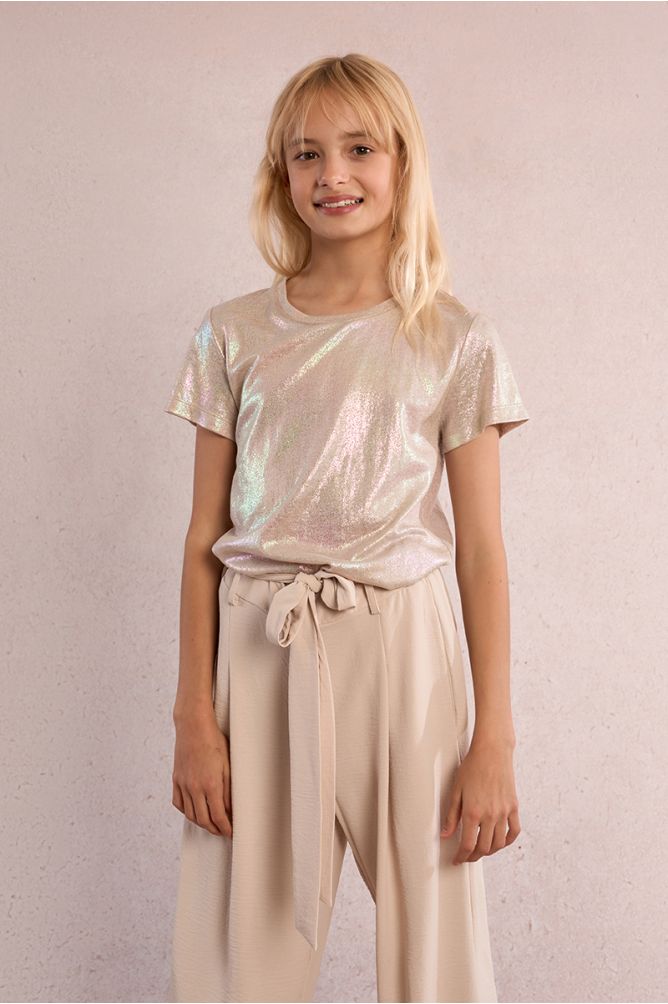 Camiseta de niña de manga corta, en tejido brillante.