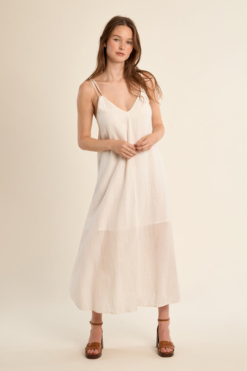 Vestido largo, de doble tirante, espalda descubierta.