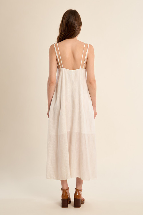Vestido largo, de doble tirante, espalda descubierta.