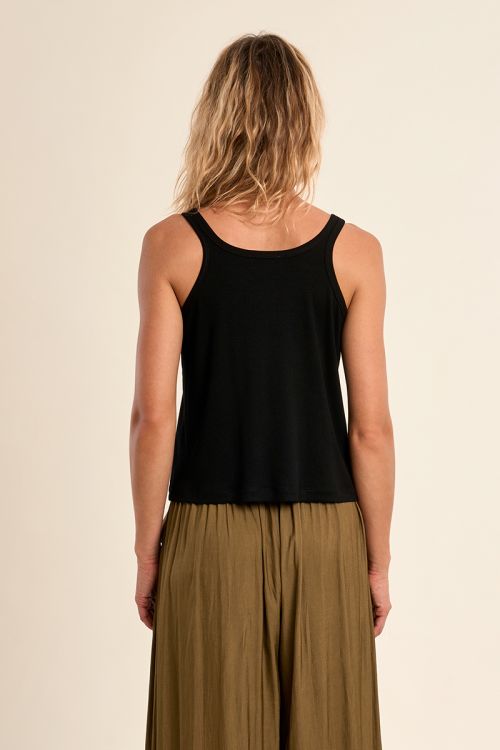 Top de mujer de tirantes, detalle botón.