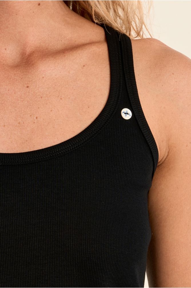 Top de mujer de tirantes, detalle botón.