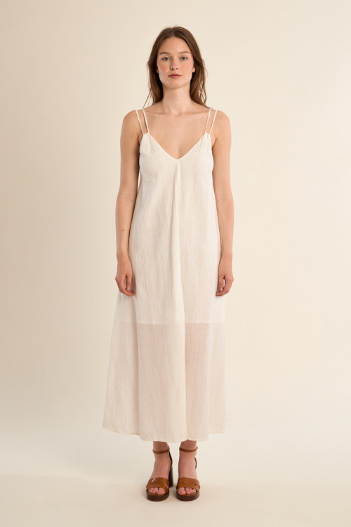 Vestido largo, de doble tirante, espalda descubierta.