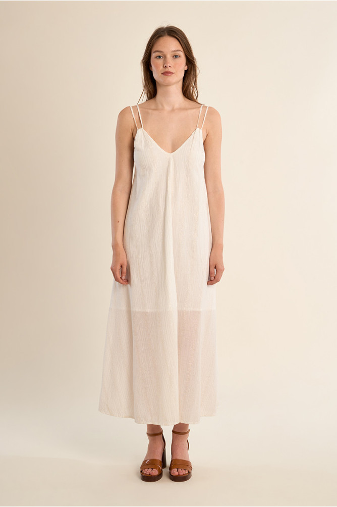 Vestido largo, de doble tirante, espalda descubierta.