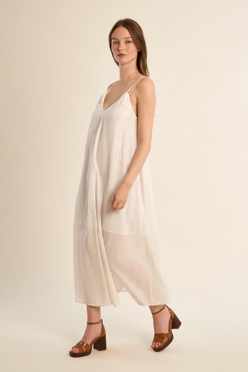 Vestido largo, de doble tirante, espalda descubierta.