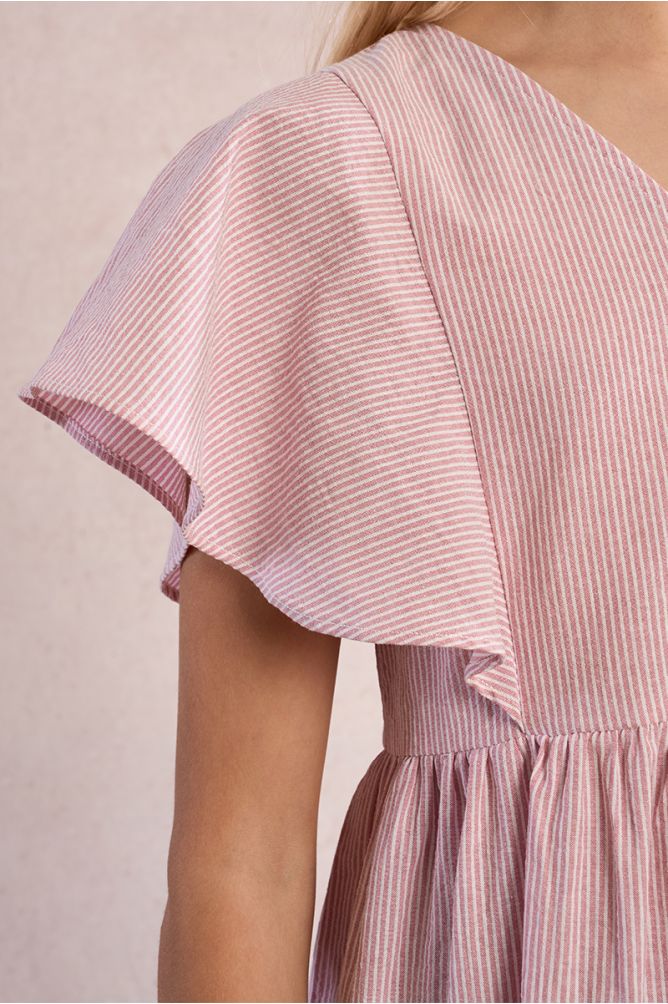 Vestido de niña de manga mariposa, con estampado y volantes.