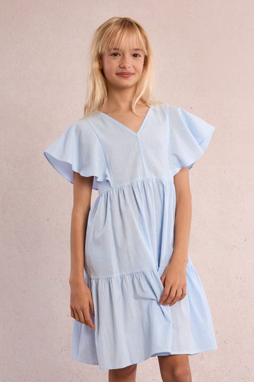Vestido de niña de manga mariposa, con estampado y volantes.