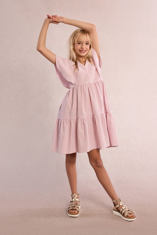 Vestido de niña de manga mariposa, con estampado y volantes.