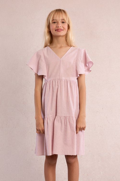 Vestido de niña de manga mariposa, con estampado y volantes.