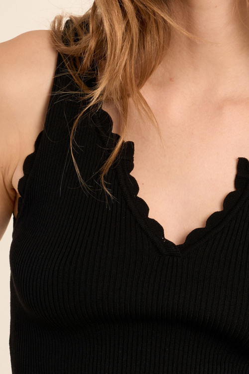 Top de mujer sin manga, detalle en el escote.