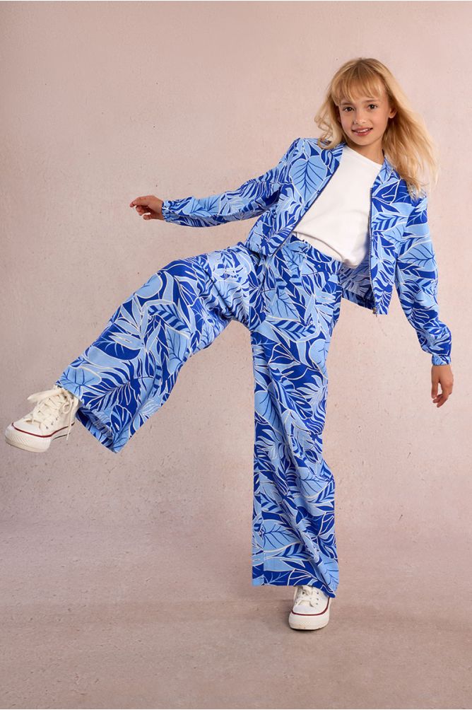 Pantalón de niña largo, con pliegues y estampado.