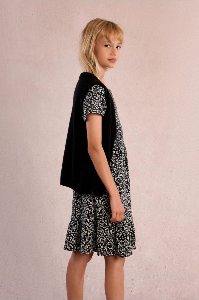 Vestido de niña de manga corta, con estampado y volante.